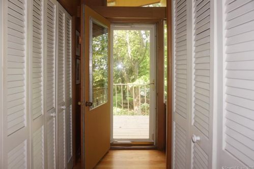 180 Long Hill Rd, Wallingford CT  06492-4934 exterior