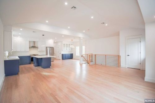 28 1st St, Palisades Park NJ  07650-1582 exterior