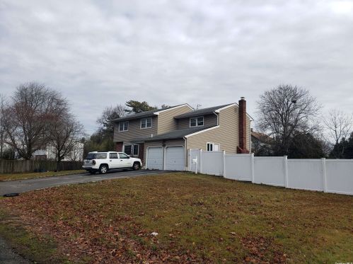 199 Parkwood Rd, West Islip NY  11795-3025 exterior