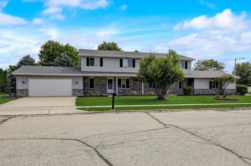1620 Carrie Ln, West Bend, WI 53095-5517