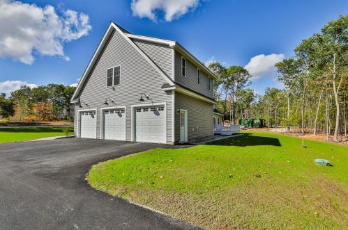 39 Countryside Dr, Brookline, NH 03033-4425