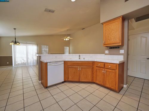 1062 Schadeck St, Manteca CA  95336-5956 exterior