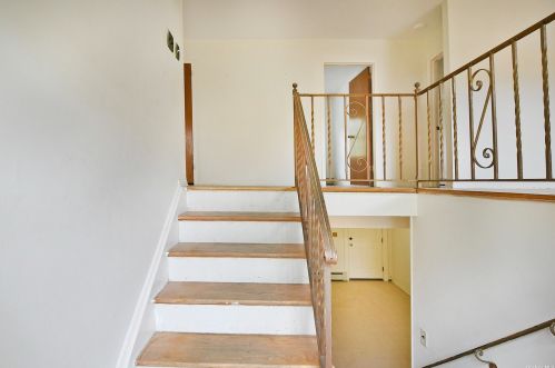 9 Leghorn Ct, Huntington Station NY  11746-2820 exterior