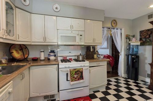 1000 Washington Ave, Westbury NY  11590-5502 exterior