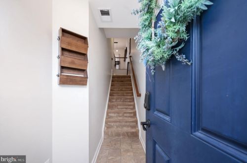 7009 Darbey Knoll Dr, Gainesville VA  20155-3634 exterior