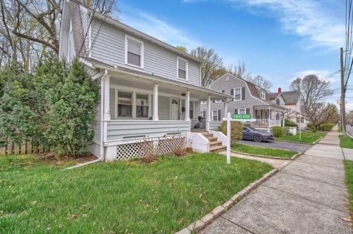 2 Riverside Dr, Airmont, NY 10901-5704