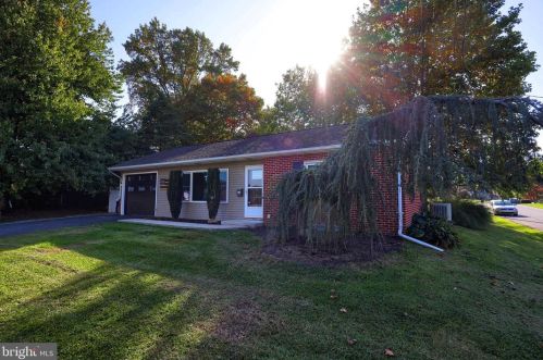 1898 Manor Ridge Dr, Lancaster PA  17603-4447 exterior