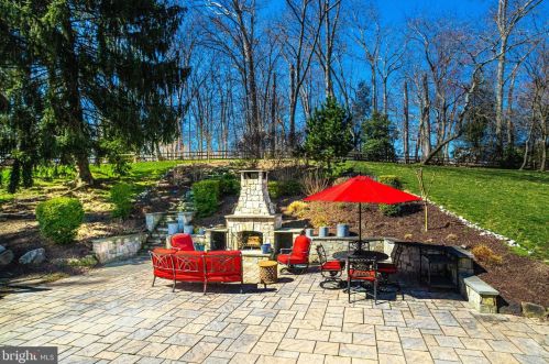 810 Hickory Vale Ln, Great Falls VA  22066-2810 exterior