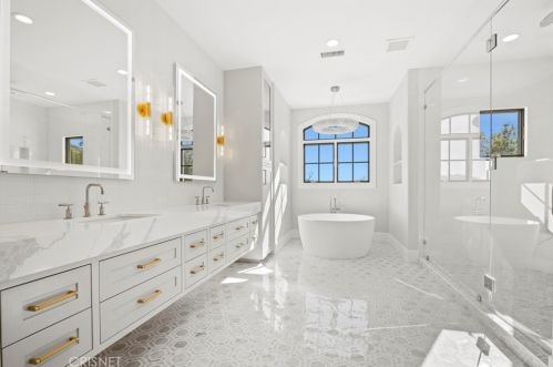 25682 Oak Meadow Dr, Santa Clarita CA  91381-0762 exterior