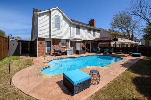 1529 Lindby Dr, Lewisville TX  75028-3624 exterior