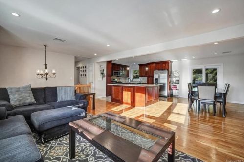 118 Conger Ave, Congers, NY 10920-2206