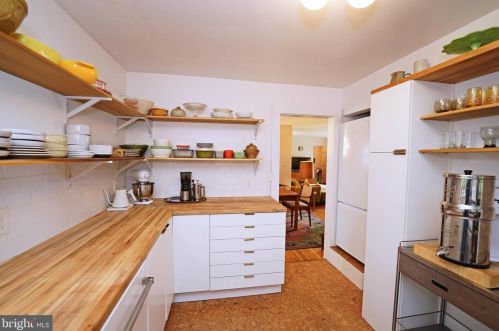 56 Roxboro Rd, Lawrence Township NJ  08648-3925 exterior