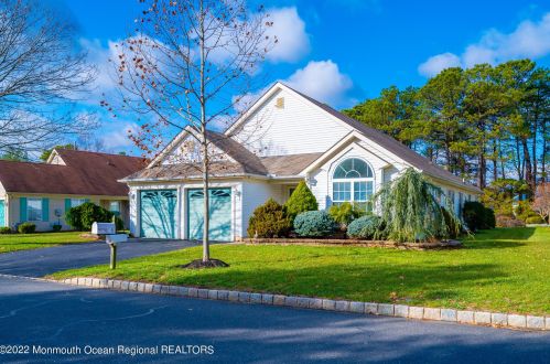 6 Sandhurst Rd, Lakewood, NJ 08701-5769