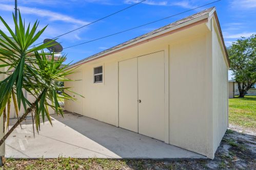 121 Banyan Dr, Fort Pierce, FL 34952-2304