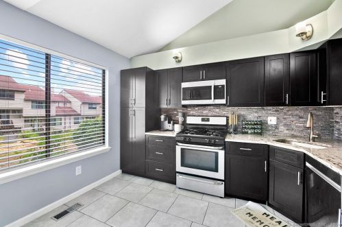 209 Cypress Rd, Hartford CT  06111-5630 exterior