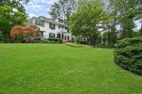 137 Montgomery Cir, New Rochelle, NY 10804-4414