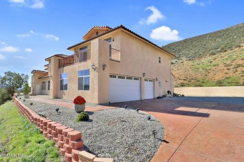 9455 Hierba Rd, Santa Clarita, CA 91390-4563