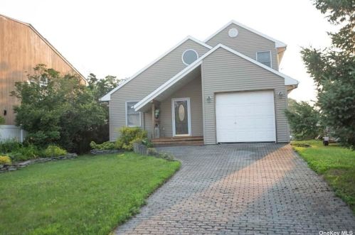 188 Mayhew Ave, Babylon, NY 11702-3617
