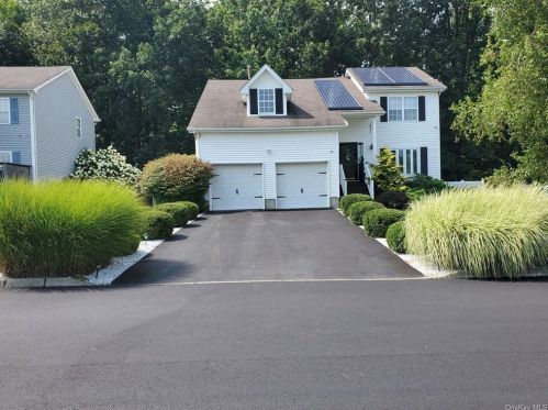 18 Dogwood Dr, Middletown, NY 10940-1802