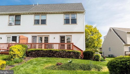 18 Townsend Ct, Lancaster PA  17603-6797 exterior
