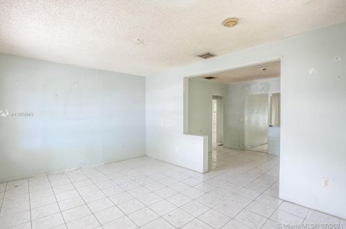 466 1st St, Hialeah, FL 33010-5304