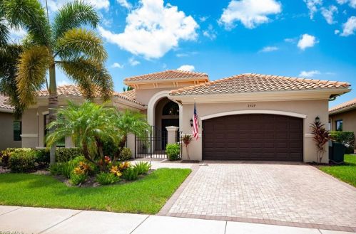 2729 Crystal Way, Naples, FL 34119-8681