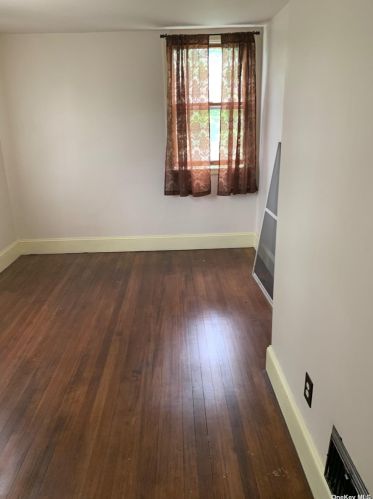 216 5th St, North Lindenhurst, NY 11757-1146
