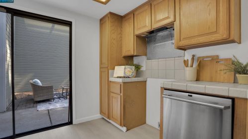 2101 Henry Ave, Pinole CA  94564-1771 exterior