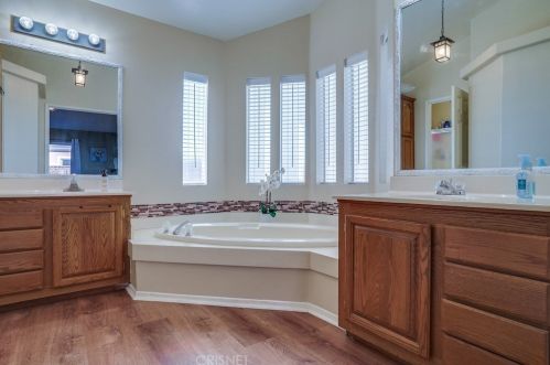 28101 Vista View Dr, Santa Clarita CA  91351-5710 exterior