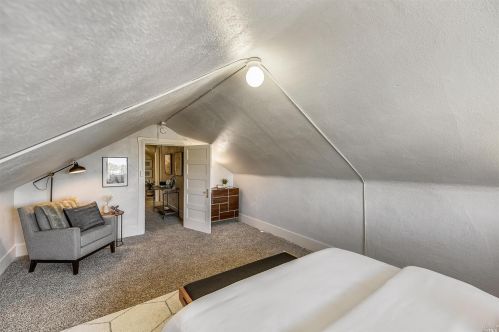 5044 Fairfax Ave, Oakland CA 94601-5811 exterior