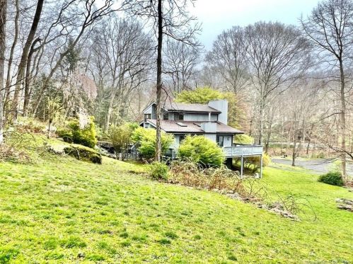 123 Apple Valley Rd, Stamford CT  06903-1332 exterior