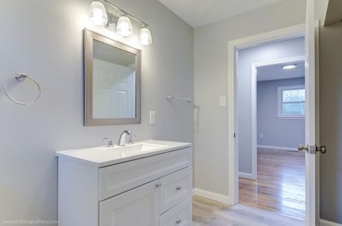 121 Fir Ave, Tiverton RI  02878-1640 exterior