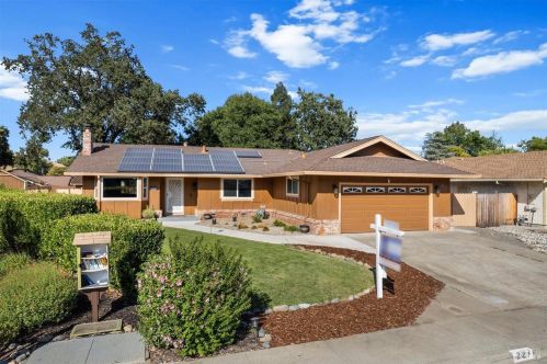 221 Alamo Dr, Vacaville CA  95688-2423 exterior