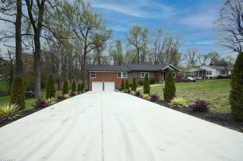 309 Holly Hill Rd, Thomasville NC  27360-5821 exterior