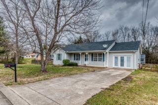 1126 Woods Edge Dr, Murfreesboro, TN 37130-3154