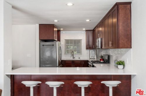 5863 Radford Ave, North Hollywood, CA 91607-1325