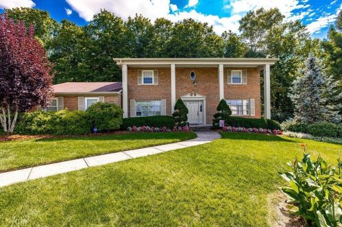 2002 Beechcroft Ct, Cincinnati OH 45233-1713 exterior