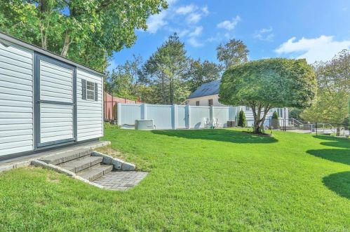 255 Kensico Rd, Thornwood NY  10594-1656 exterior