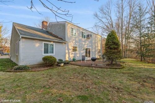 6 Kerri Ct, Huntington Station NY  11746-2000 exterior