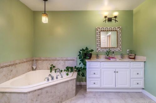 4 Pond View Dr, Brookfield Center CT  06804-3427 exterior