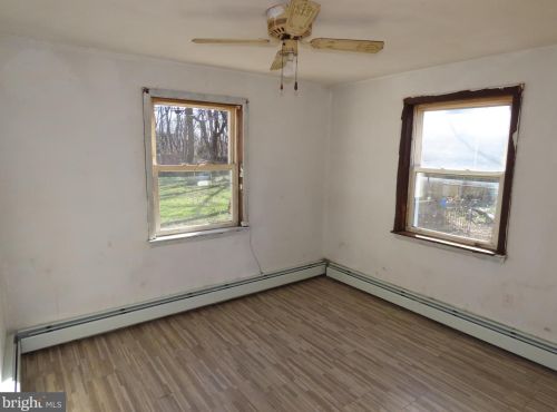 308 Howell Dr, New Castle DE 19720-2751 exterior