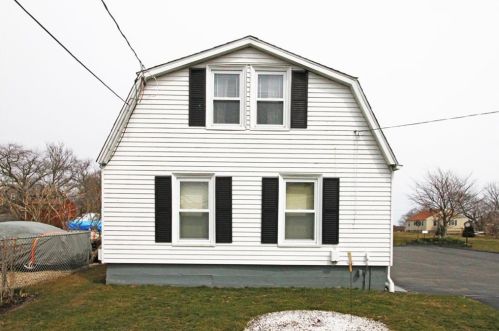 563 Aquidneck Ave, Middletown RI  02842-5619 exterior