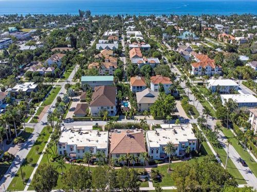 1090 6th St, Naples FL  34102-7104 exterior