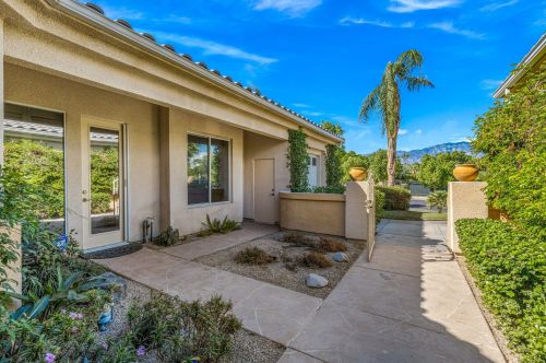 2 King Edward Ct, Rancho Mirage CA  92270-1621 exterior