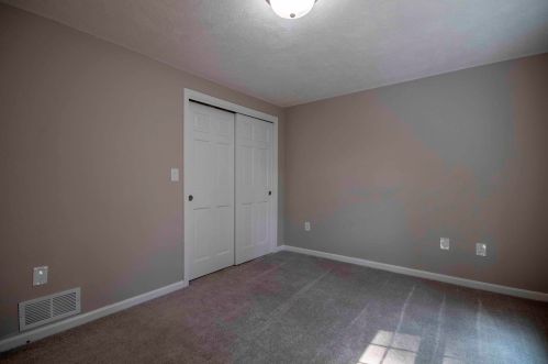 8 Cathedral Cir, Nashua NH 03063-2716 exterior