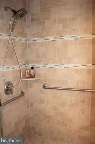 7 Dogwood Dr, Trenton NJ  08648-3205 exterior