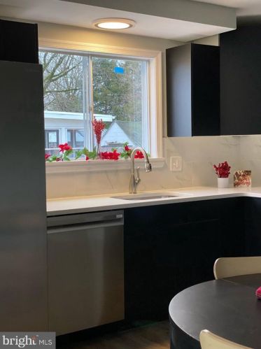 16 Batten Ave, Blenheim NJ  08012-4802 exterior