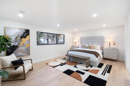 8300 166th Ter, Hialeah FL  33016-3444 exterior