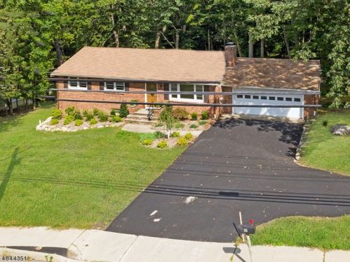 65 Yawpo Ave, Oakland, NJ 07436-2740