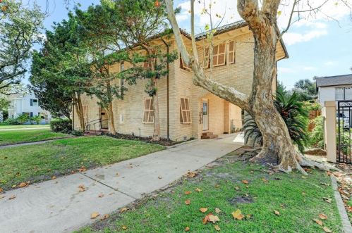 4901 Denver Dr, Galveston, TX 77551-5938
